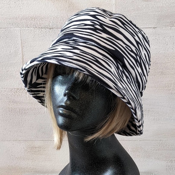 Zebra Pattern Black White Bucket Beach Fishing Sun Hat Size M NEW - Picture 1 of 3